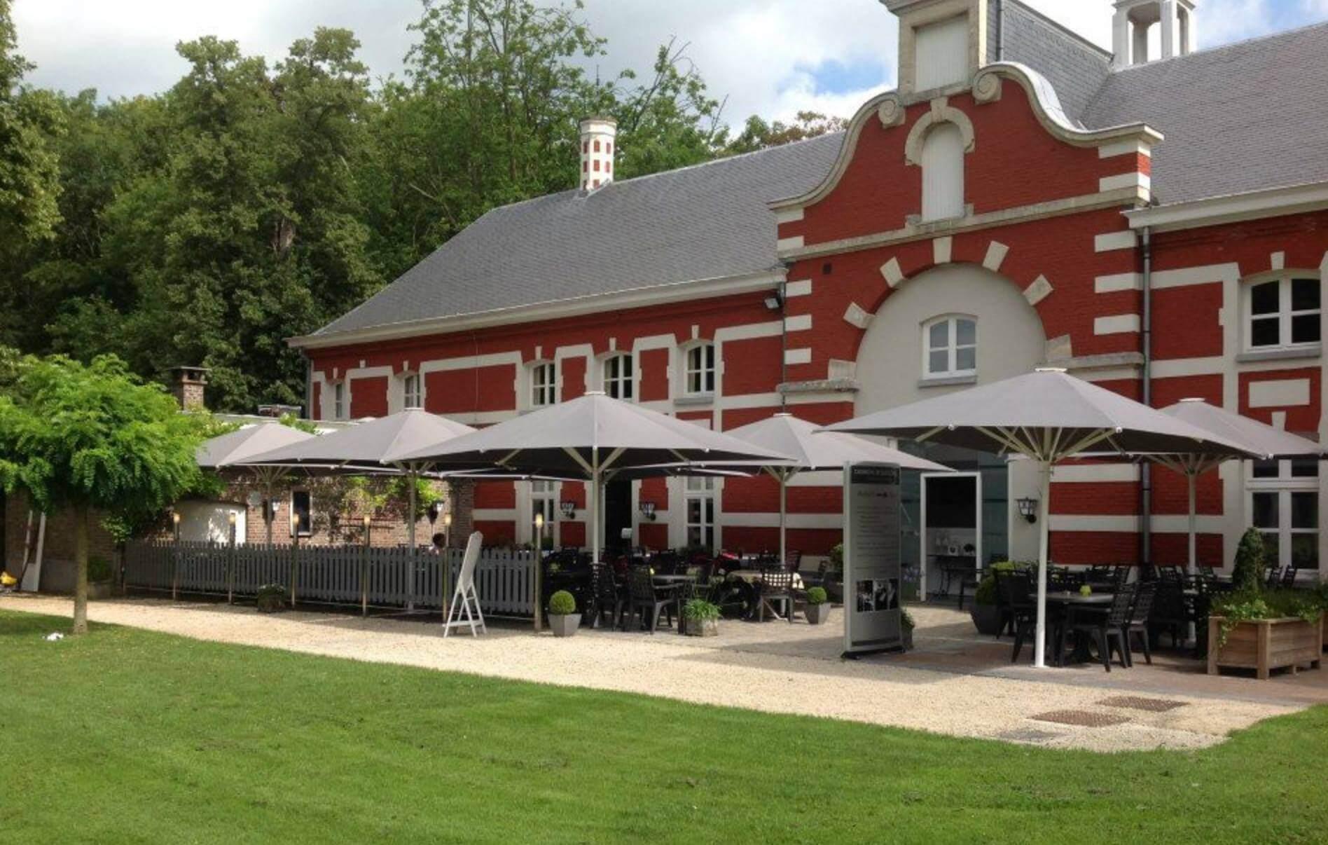 Aan de voet van de Vlaamse Ardennen verwelkomen Koen en Delphine u in hun restaurant - tearoom gevestigd in het koetshuis van Domein de Ghellinck.